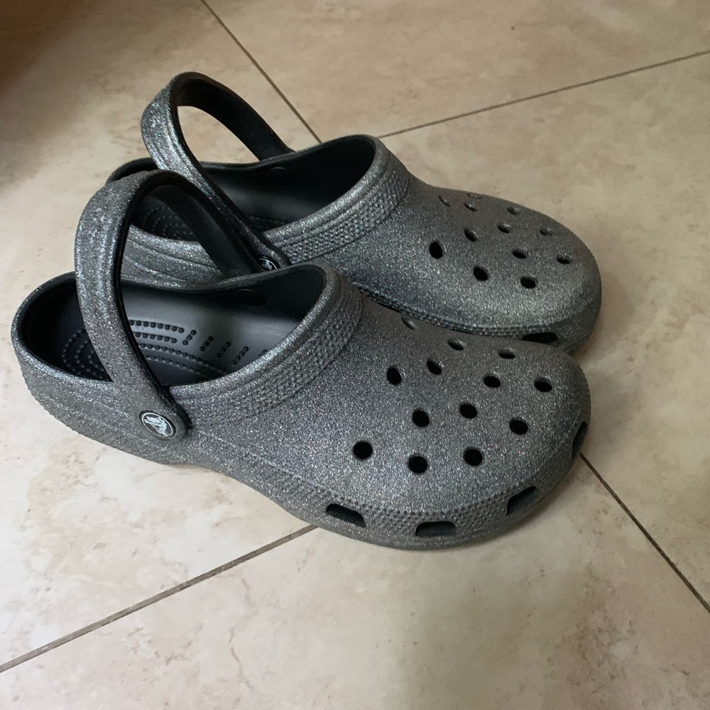 Crocs grey glitter